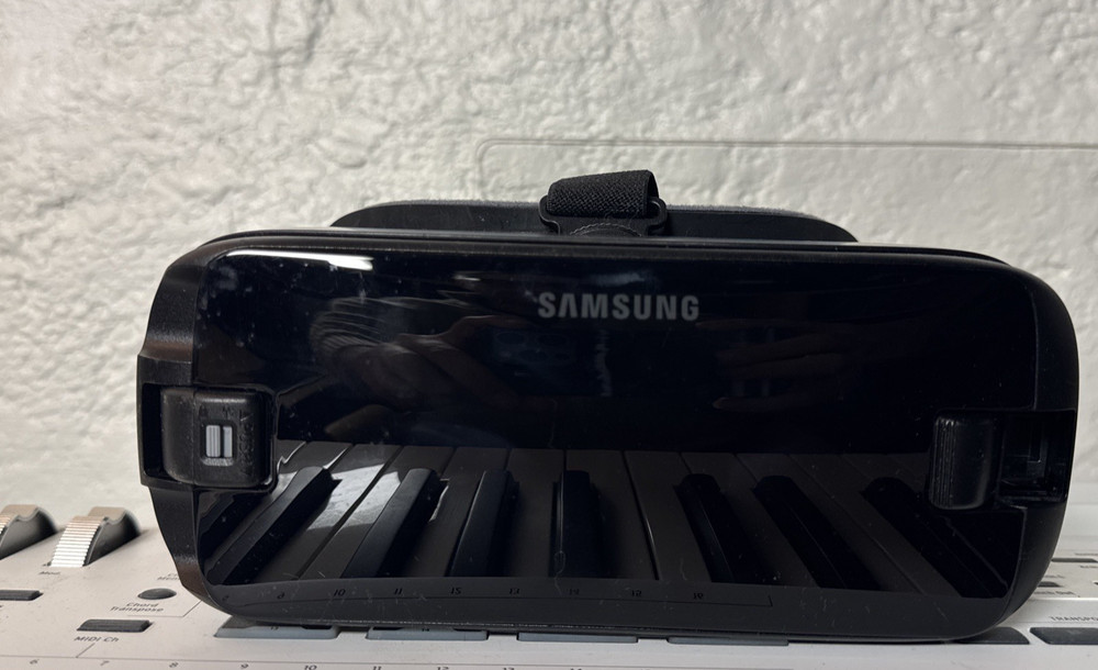 Samsung SMR324 Gear VR with Controller - Black