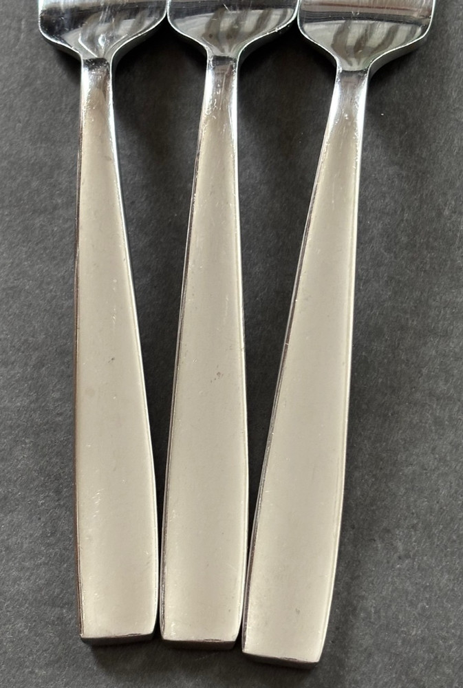 (3) Dinner Forks ONEIDA METRA Stainless Flatware Glossy Plain ~ 7-7/8"