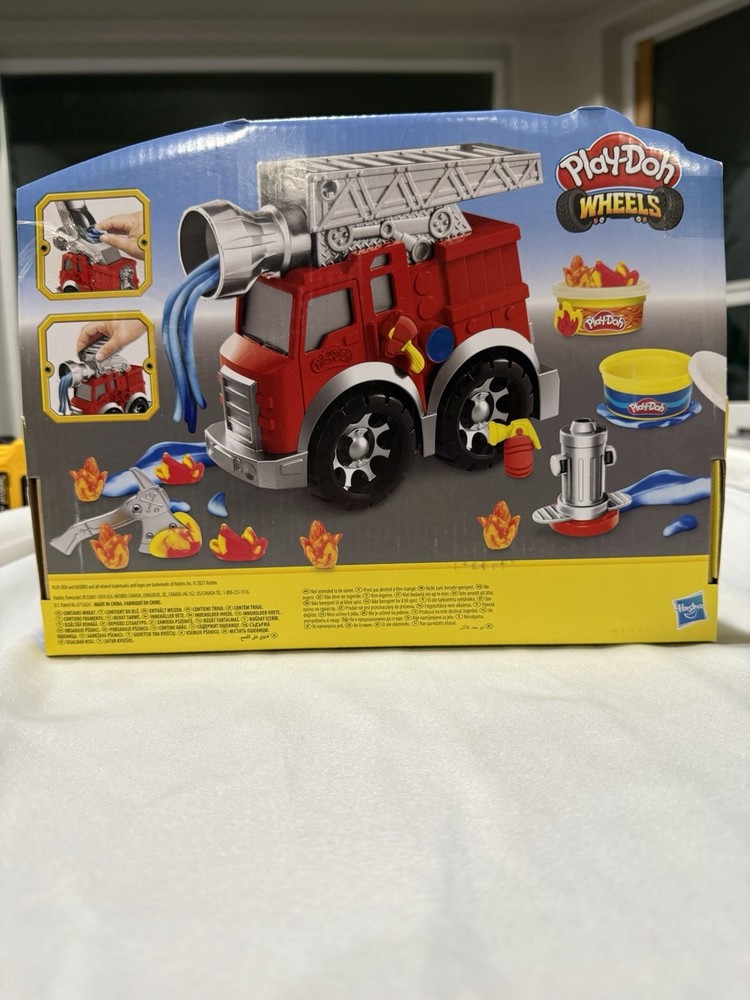Play-Doh Wheels Fire Engine Playset with 2 Non-Toxic Modeling Compound Cans