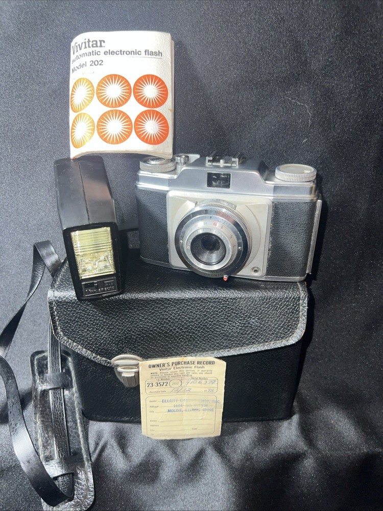 Vintage Vivitar Automatic Electronic Flash Camera  Model 202