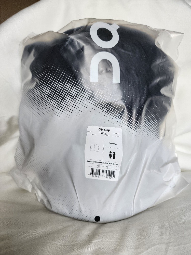 OnCloud ON Cap Black OS Performance Hat Adjustable Lightweight Unisex NWT