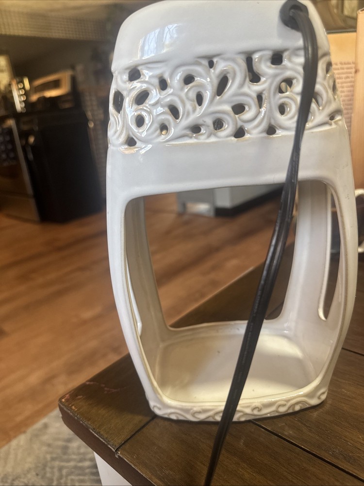Stone Scroll White & Beige Candle Warmer