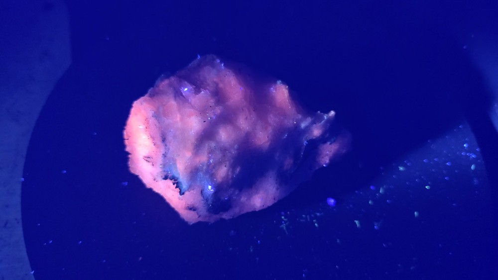 Uv Reactive Mexican Calcite With Pyrite