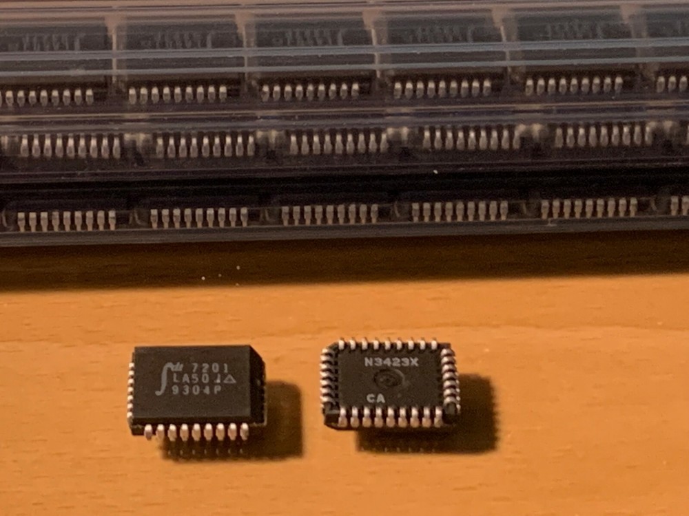 Integrated Device Technology 7201 LA50J CMOS Asynchronous FIFO, 32-Pin PLCC.