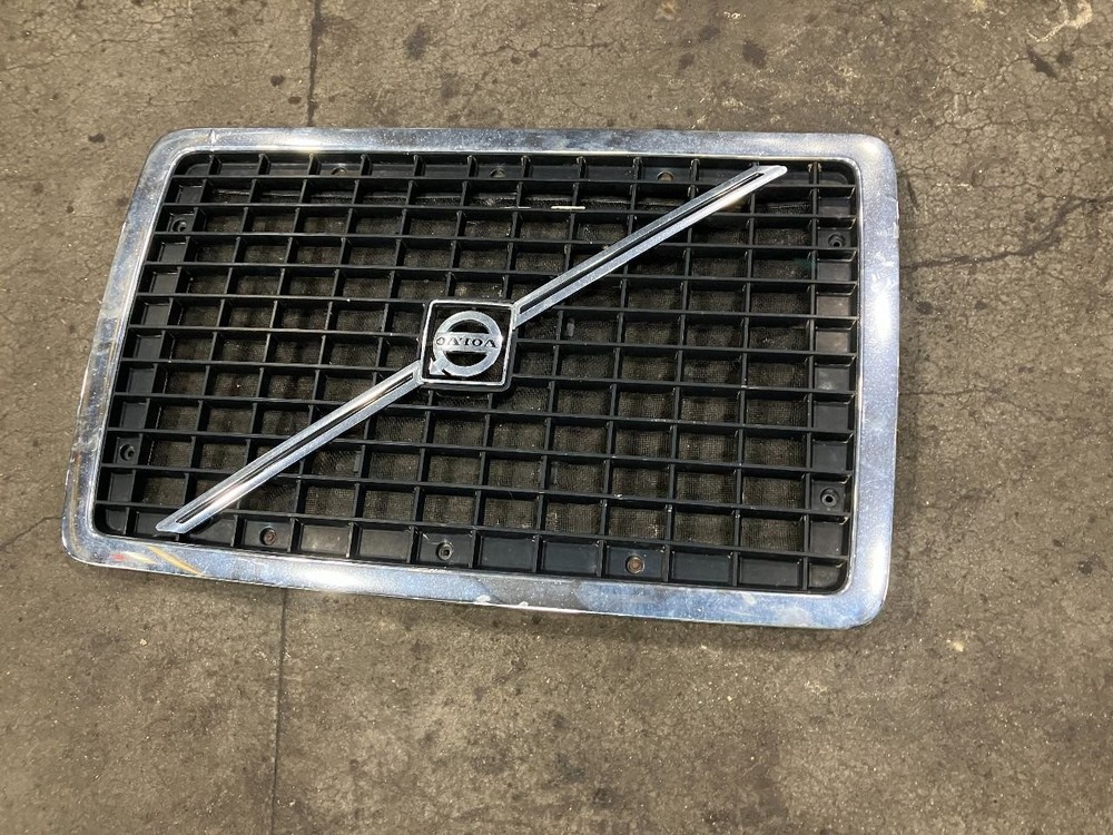 2003-2017 Volvo VNL Grille - Used