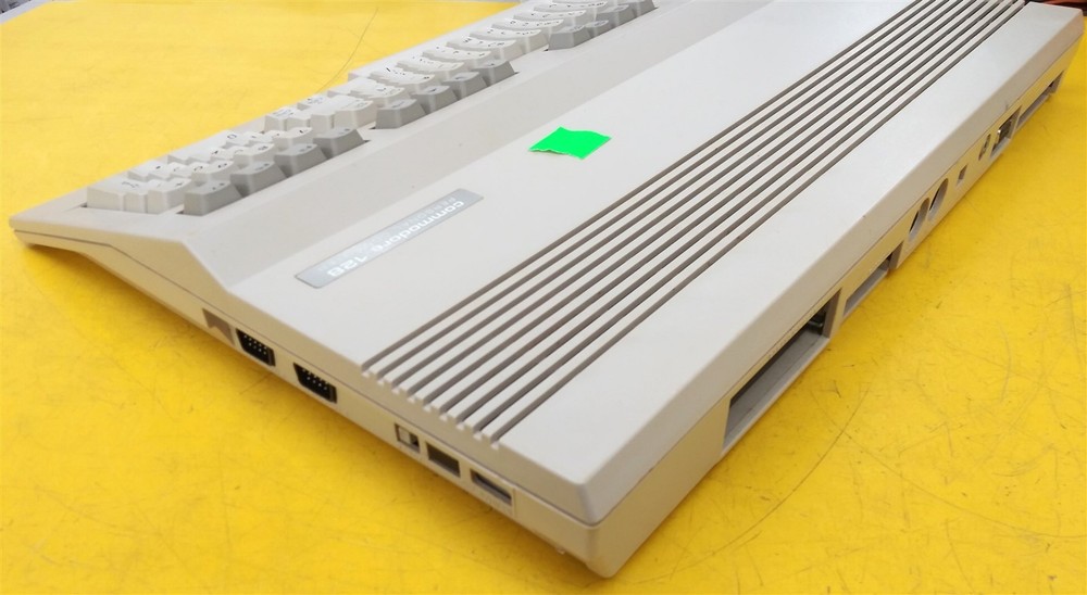 ⭐️⭐️⭐️⭐️⭐️ Vintage Commodore 128 C128 Computer w Power Supply & System Disks