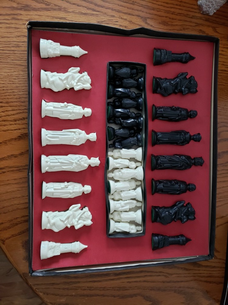 VINTAGE RENAISSANCE CHESS SET 832 BY E.S. LOWE
