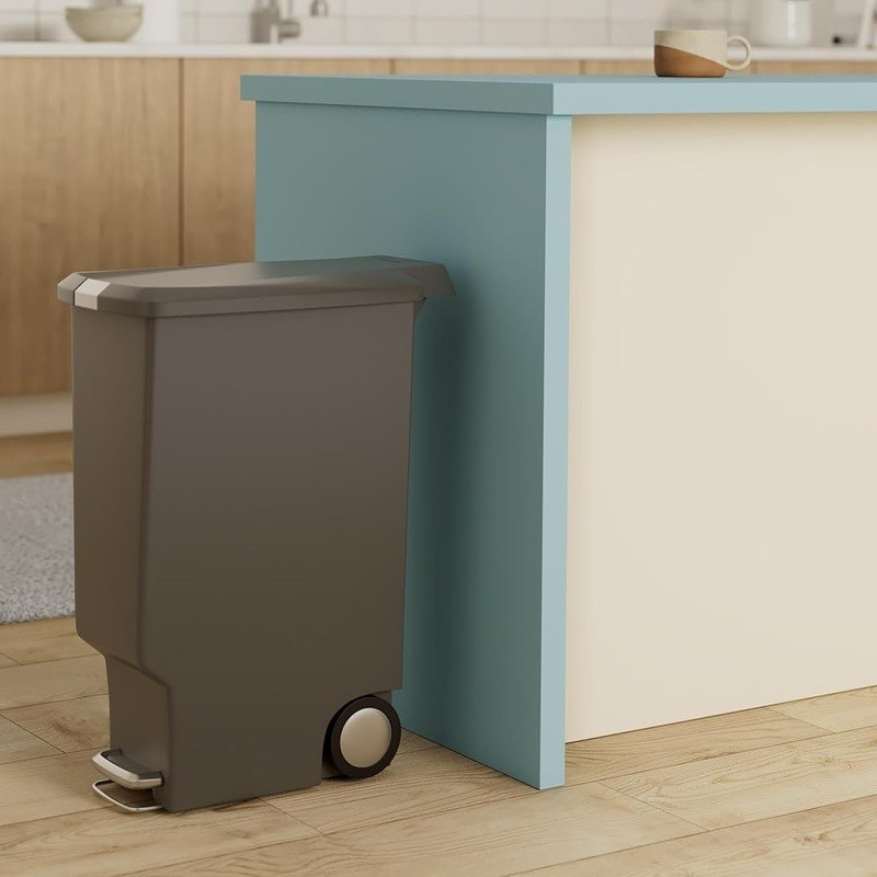Silent Close Trash Can W/ Lockable Lid Wheeled Step-On Space Saving Design 40L