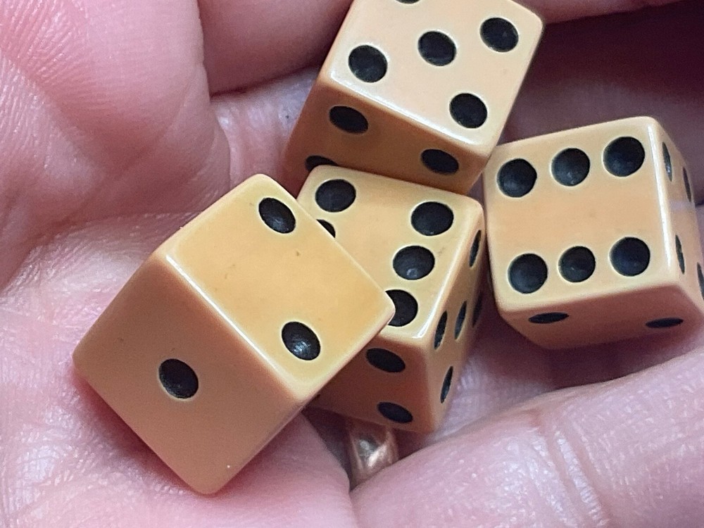 SET OF 4————- BAKELITE DICE———B-90