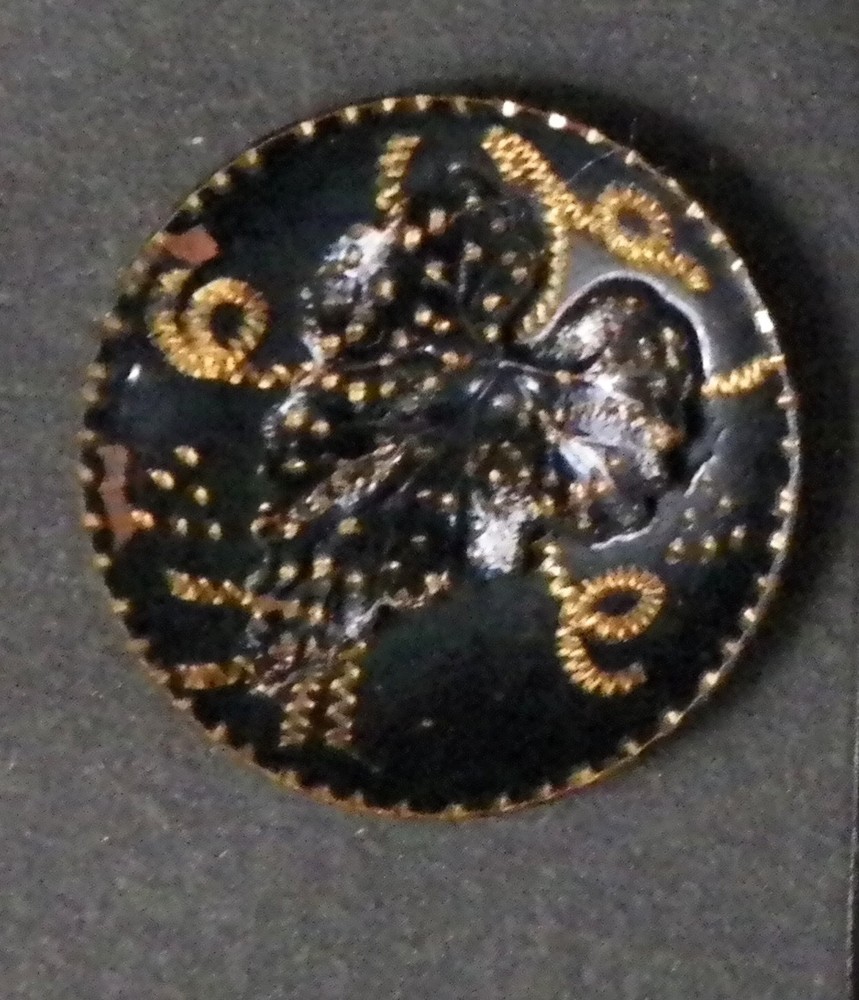 Bb LEAF ETCHED JAPANNED BRASS ANTIQUE BUTTON medium