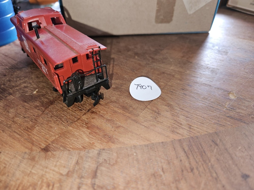 7240 ATSF RED CABOOSE, EXCELLENT CONDITION