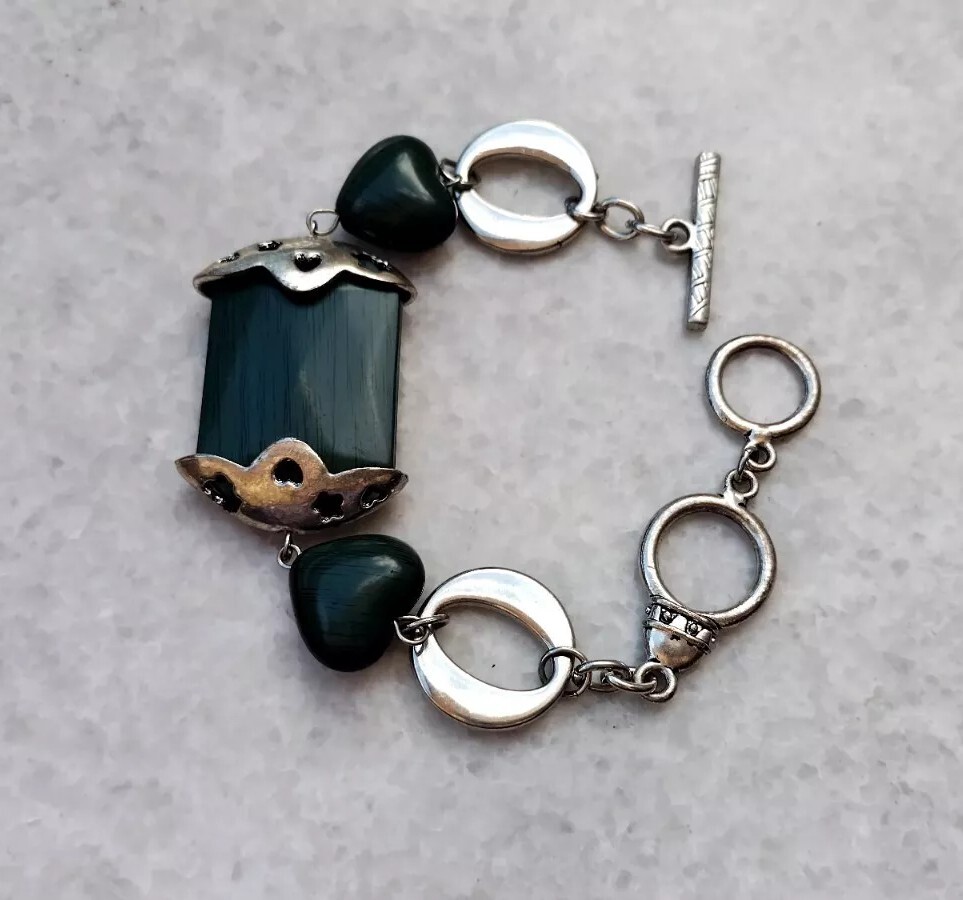 Вeautiful vintage deep green 💚 plastic bracelet