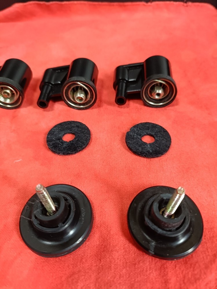 Insulators included with the Technics SL-1700 turntable