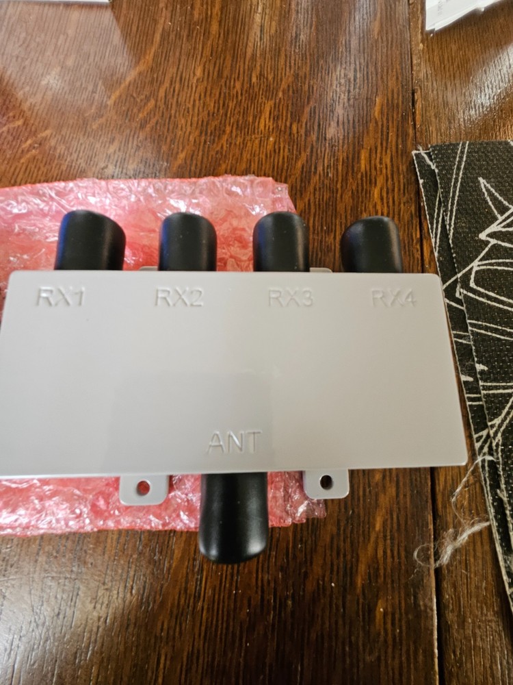 (22P) 1X4 GPS SPLITER