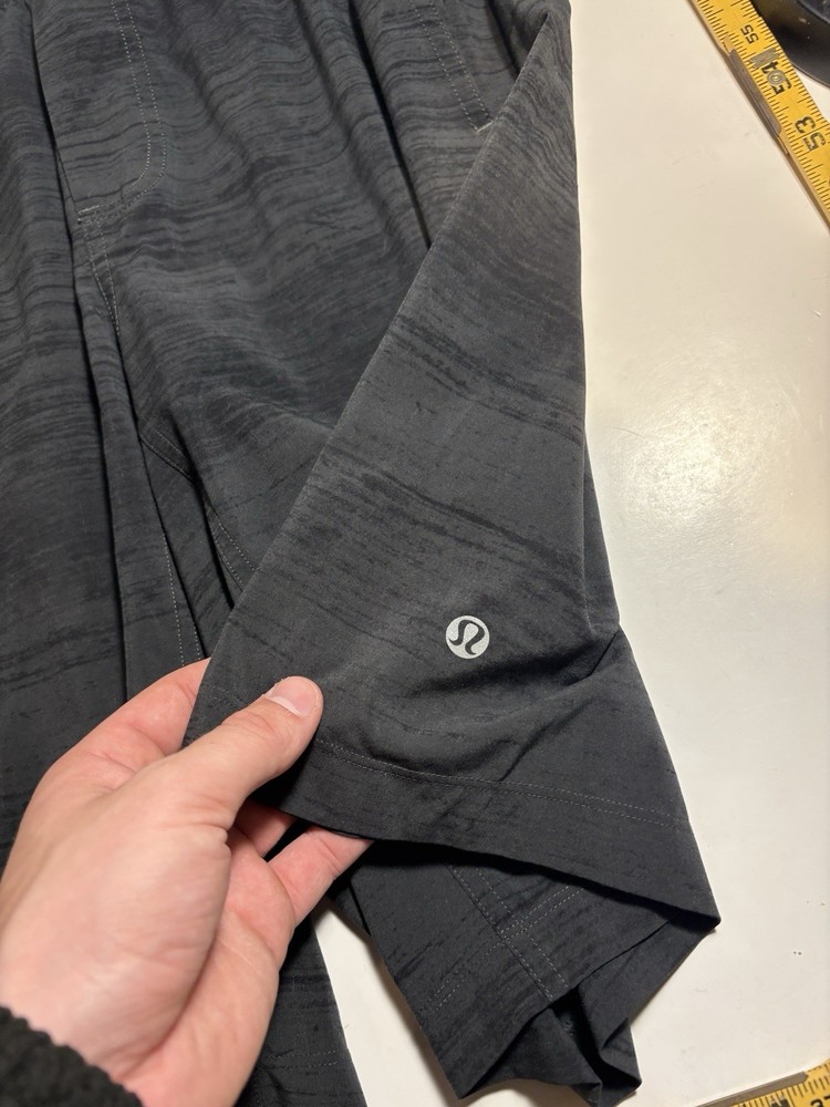 men’s Lululemon Athletic Shorts stretch Style Size As Pictured