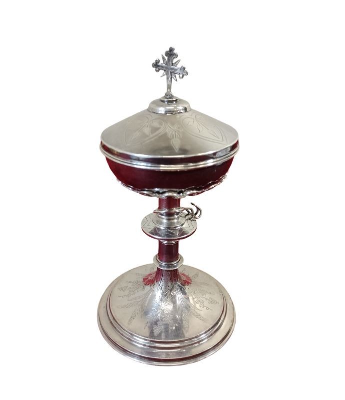 ANTIQUE SILVER CUP. CHISED SILVER. SPAIN. 19TH-20TH CENTURIES.
