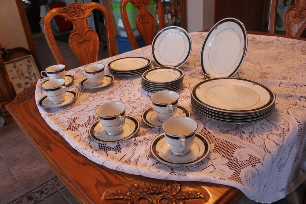 Noritake Ivory China Vintage Pattern 7260 Etienne 30 Piece Dinnerware Grouping