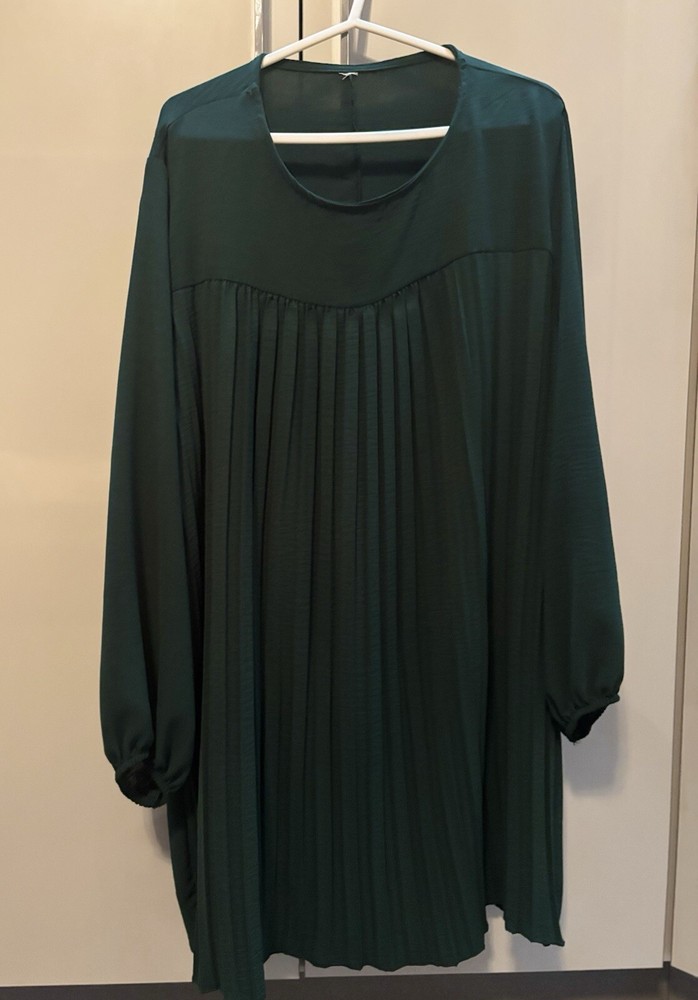 Pleated emerald two-piece outfit