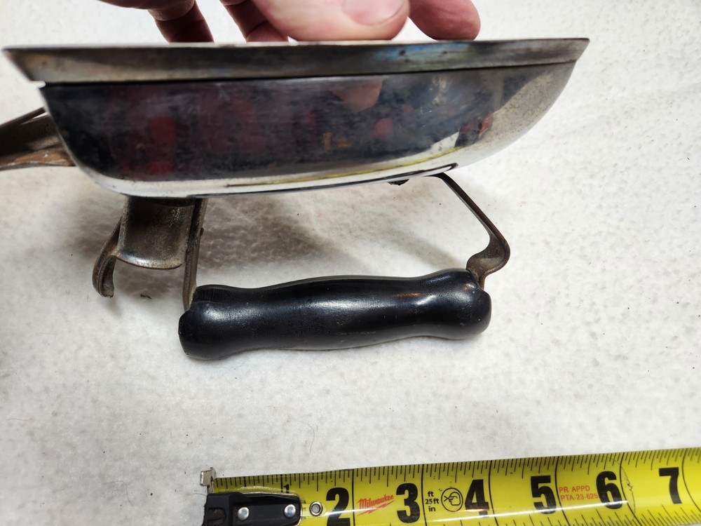 Universal Electric Iron No. E7770A VINTAGE IRON