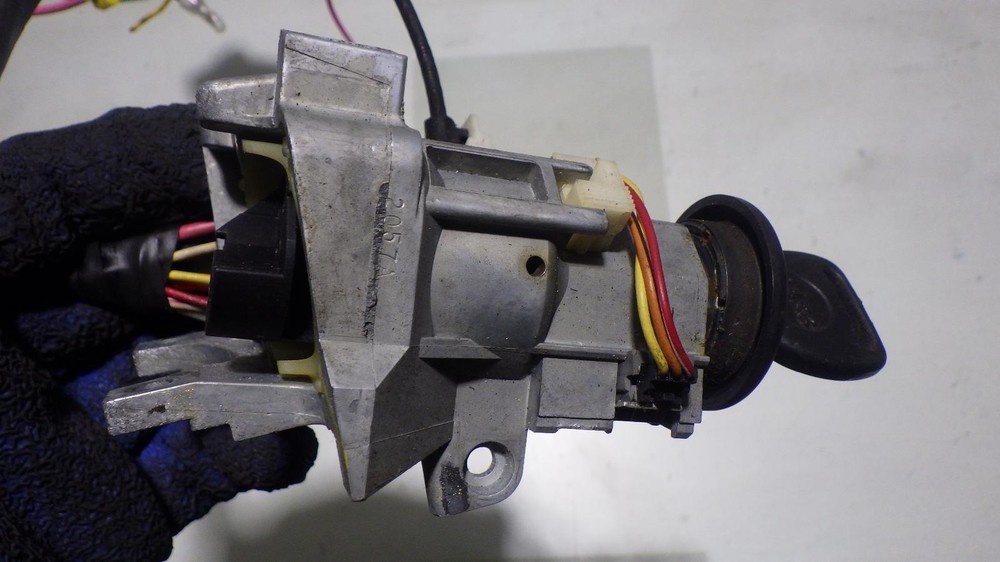 02 GMC YUKON Ignition W/Key