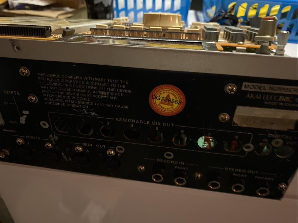 AKAI MPC 2000 Drum Machine Sampler Disk Powers On Linn Midi Beats