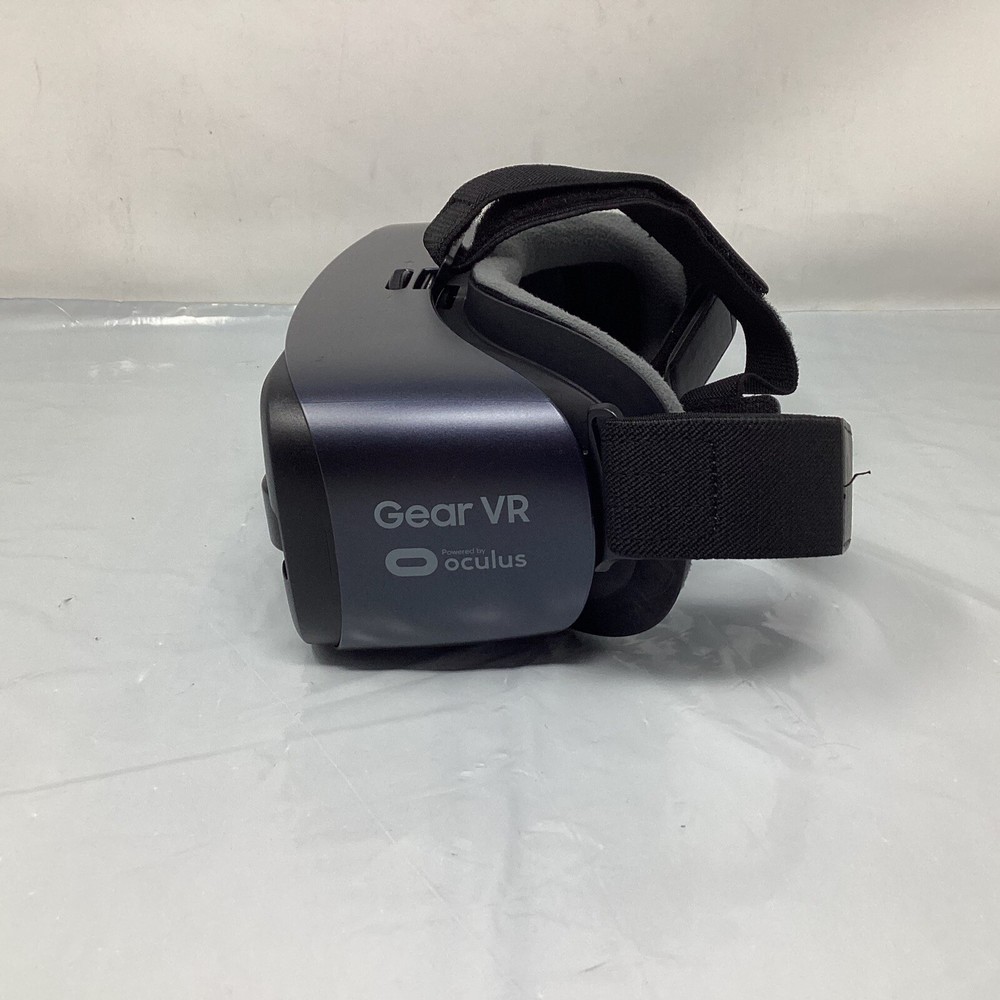 Samsung Gear VR With Controller Powered By Oculus