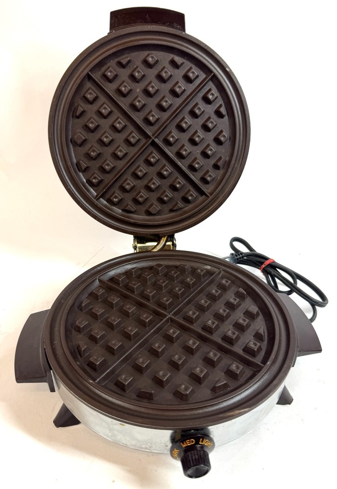 Toastmaster Model 442A Chrome Round Single Belgian Waffle Maker Baker WORKS