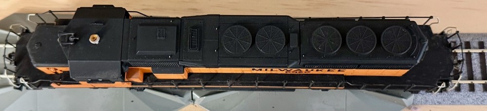 HO Scale Milwaukee Road EMD SD40 – Class – Custom Detailed – Athearn DC