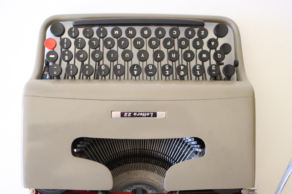 Excellent Condition - OLIVETTI Lettera 22 Portable Typewriter + Original Case