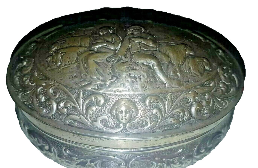SILVER 800 ANTIQUE HAND CHISELED BOX. PUNCHING PRESENT