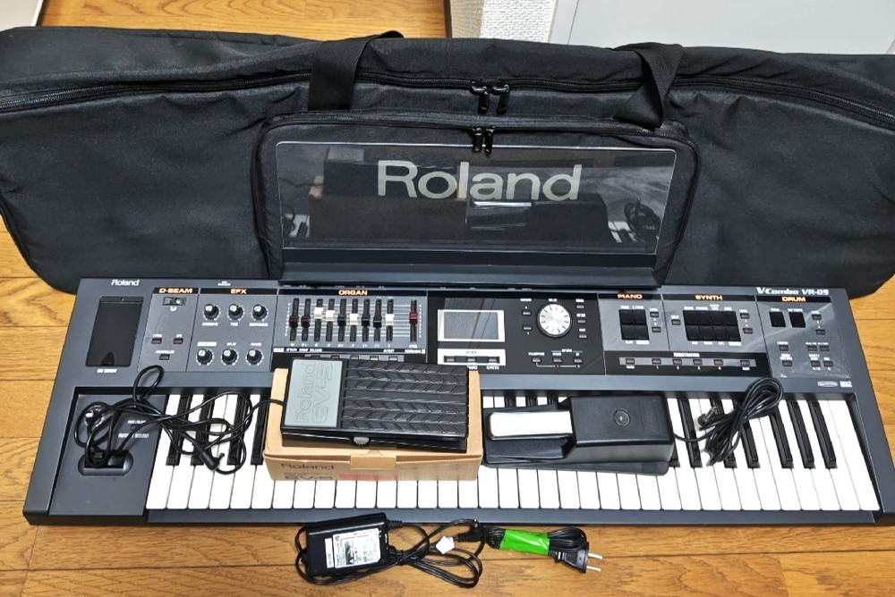 Roland V-Combo Keyboard Synthesizer VR-09 w/Softcase
