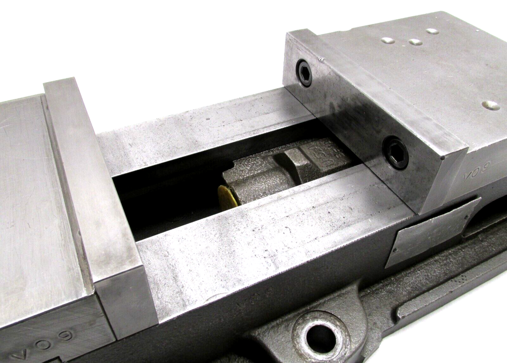 KURT ANGLOCK 6" MILLING MACHINE VISE w/ JAWS - #D60