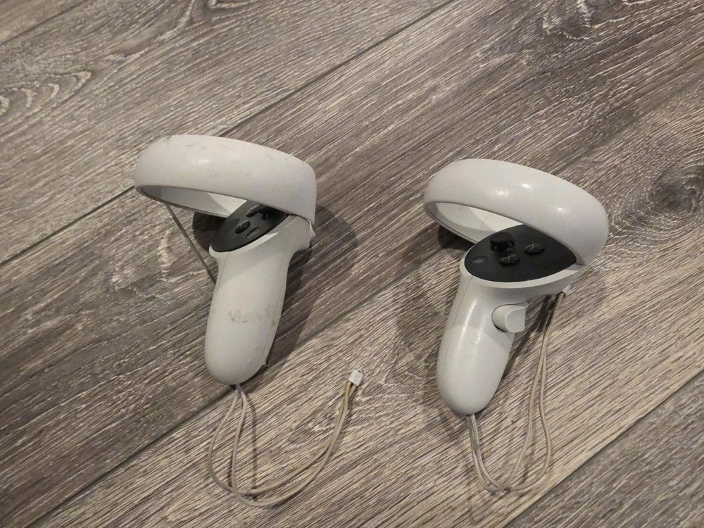 Meta Oculus Quest 2 With Controllers And Extenders - White