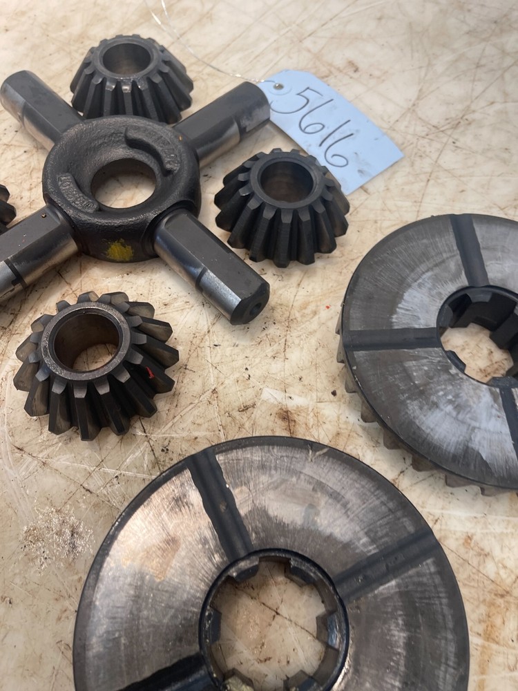 International IH 2504 Tractor Differential Spider Bevel Gears