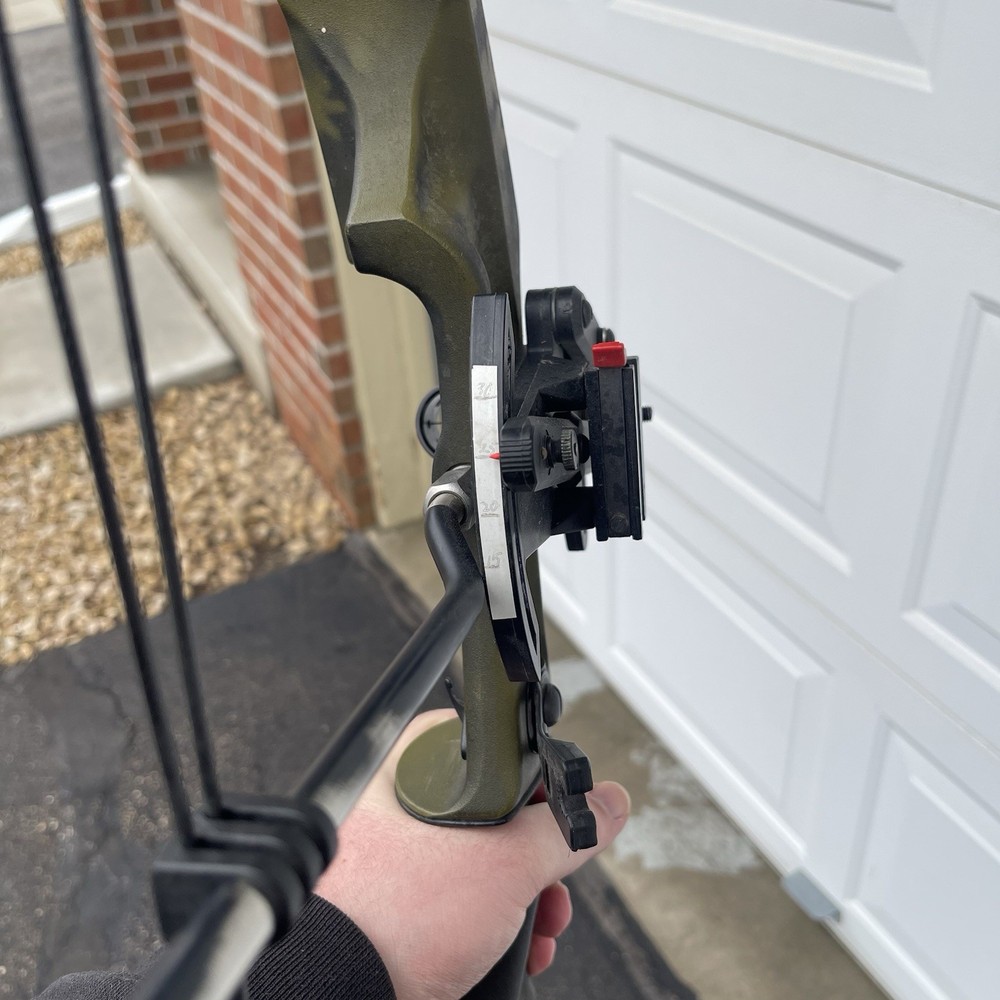 Vintage Bear archery whitetail II compound bow 39" string length