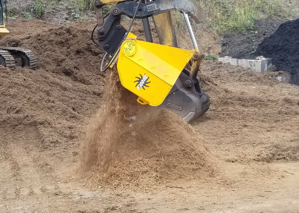 compact excavator soil screening bucket - fast and effective in damp soil