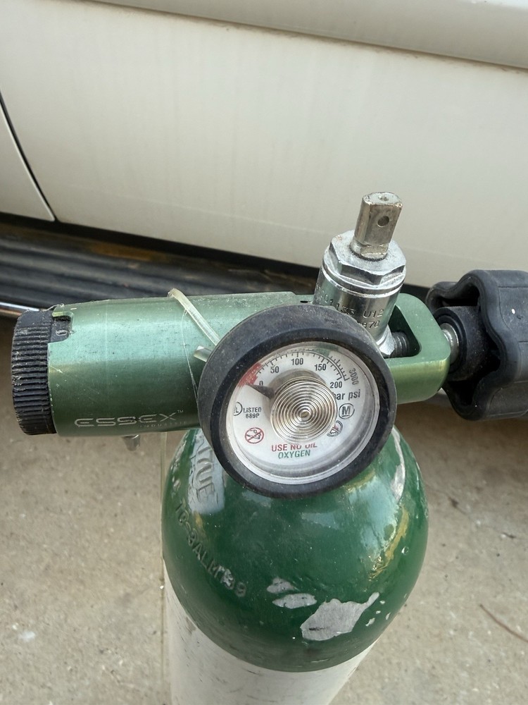 Praxair Empty Oxygen Tank With Regulator Car Size E