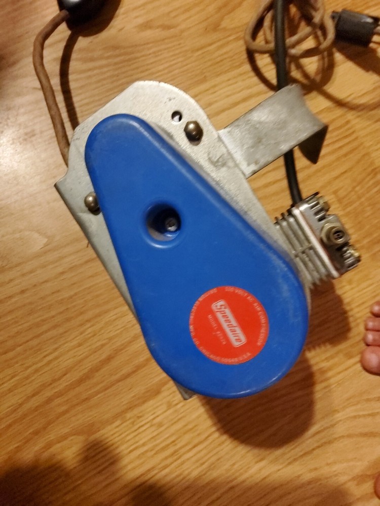 Small SpeedAire Model: 2Z928 Air Compressor WORKS