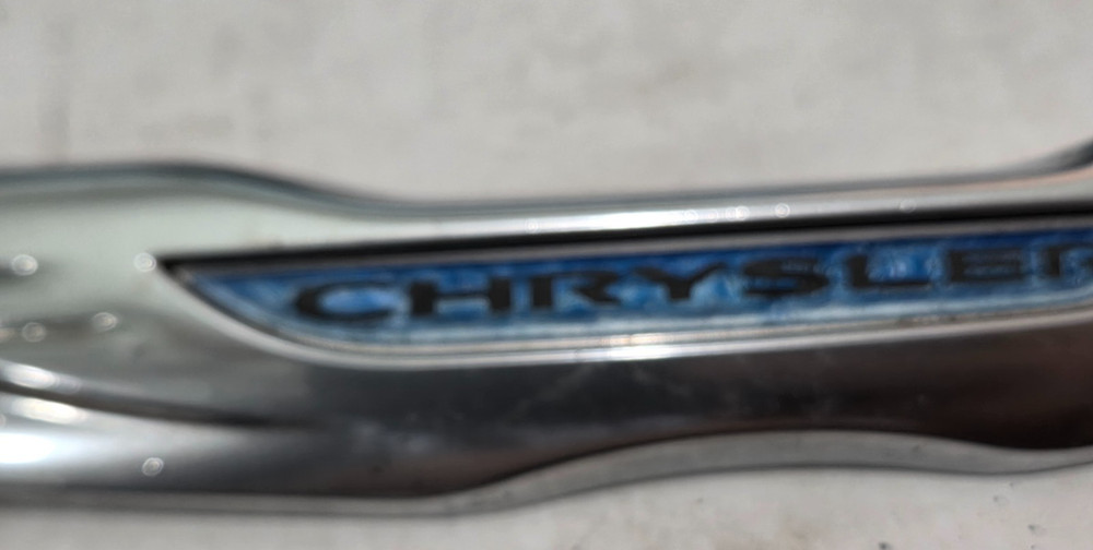 CHRYSLER 200 FRONT EMBLEM 19" 05182602 {X300}