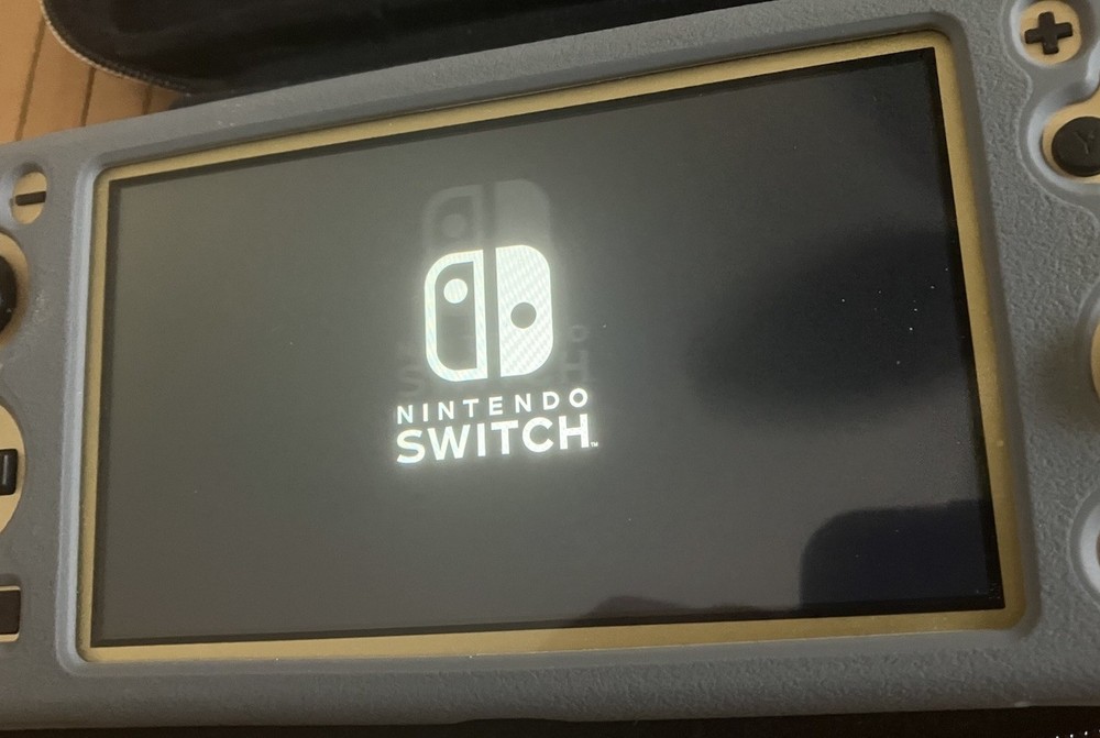 NINTENDO SWITCH LITE HYDRULE EDITION BUNDLE +CASE /SKIN /SONIC GAME B+ COND.