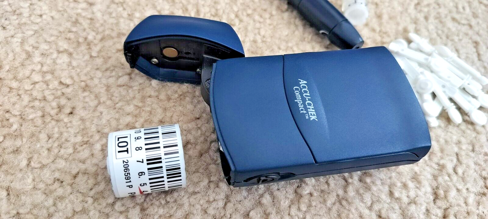Accu-Check Compact with Lancet Device/Pen, Needles and Carrying Case **TESTED**