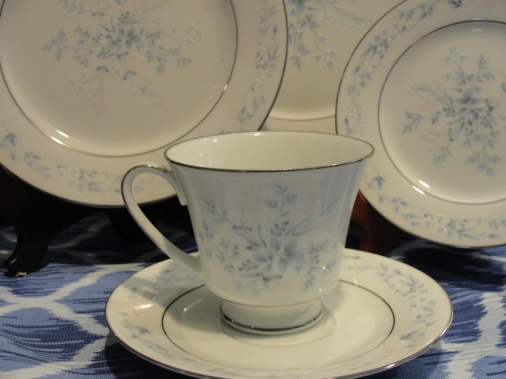 NORITAKE CAROLYN 4- 5 PIECE SETTING 20 PIECES