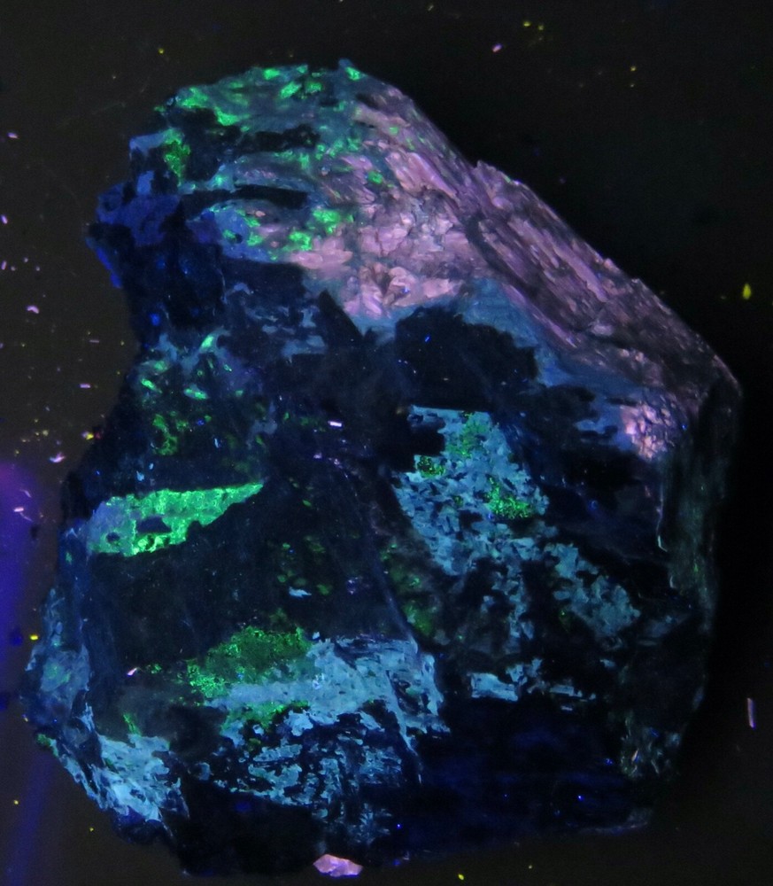 Fluorescent :  AGRELLITE   -  Kipawa River Complex  , Temiscamingue , Quebec