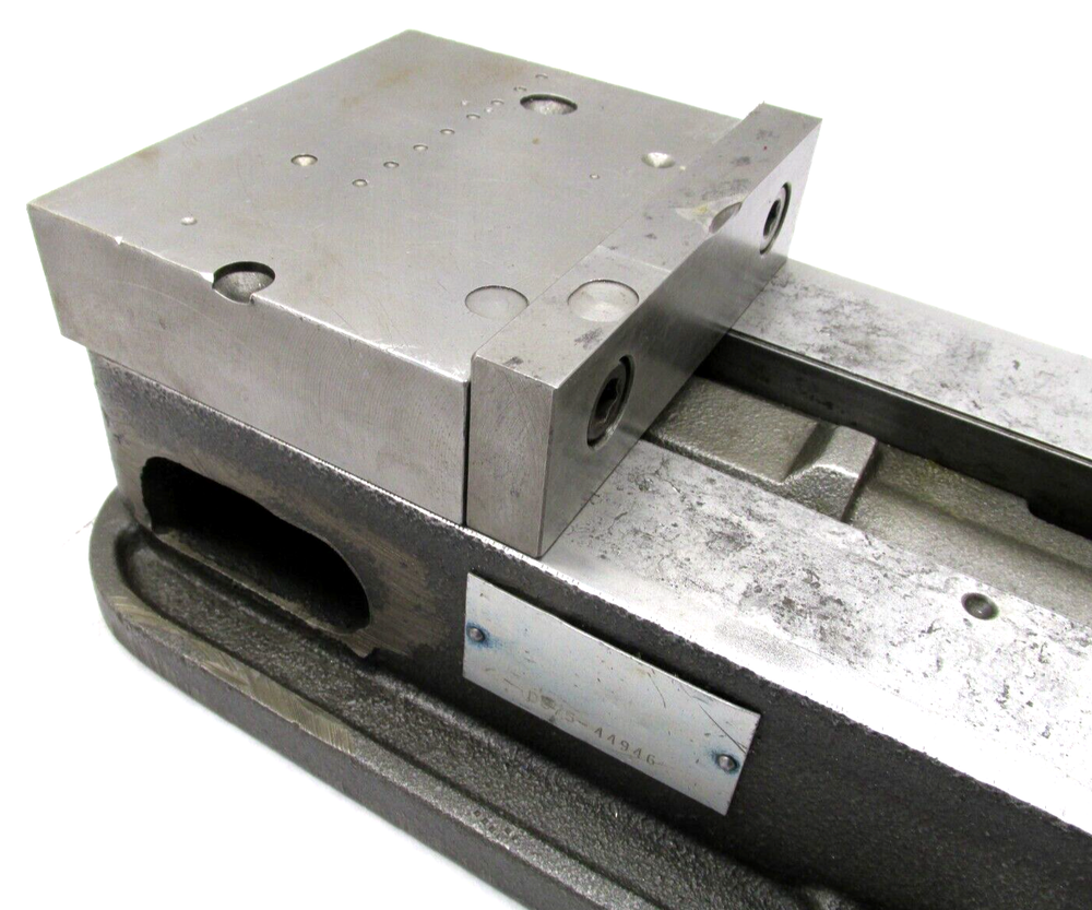 KURT ANGLOCK 6" MILLING MACHINE VISE w/ JAWS - #D675