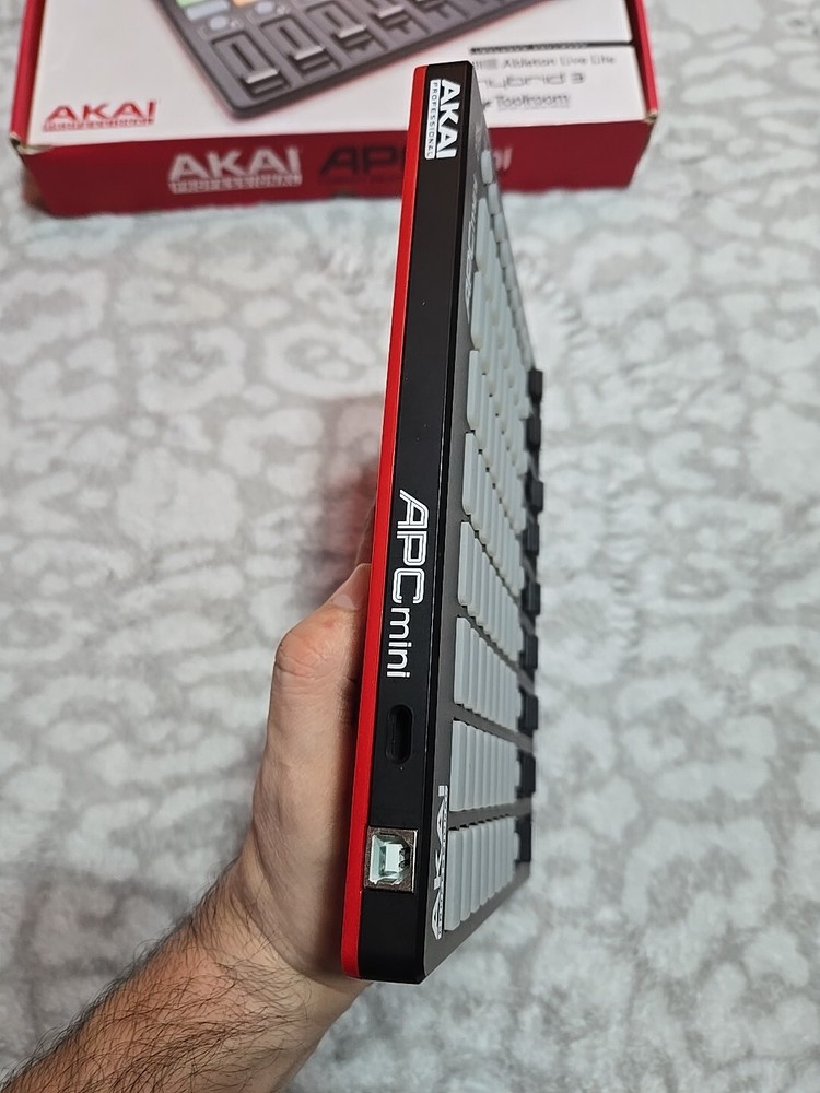 AKAI PROFESSIONAL mini Multifunctional Compact Ableton Live Controller Hybrid 3