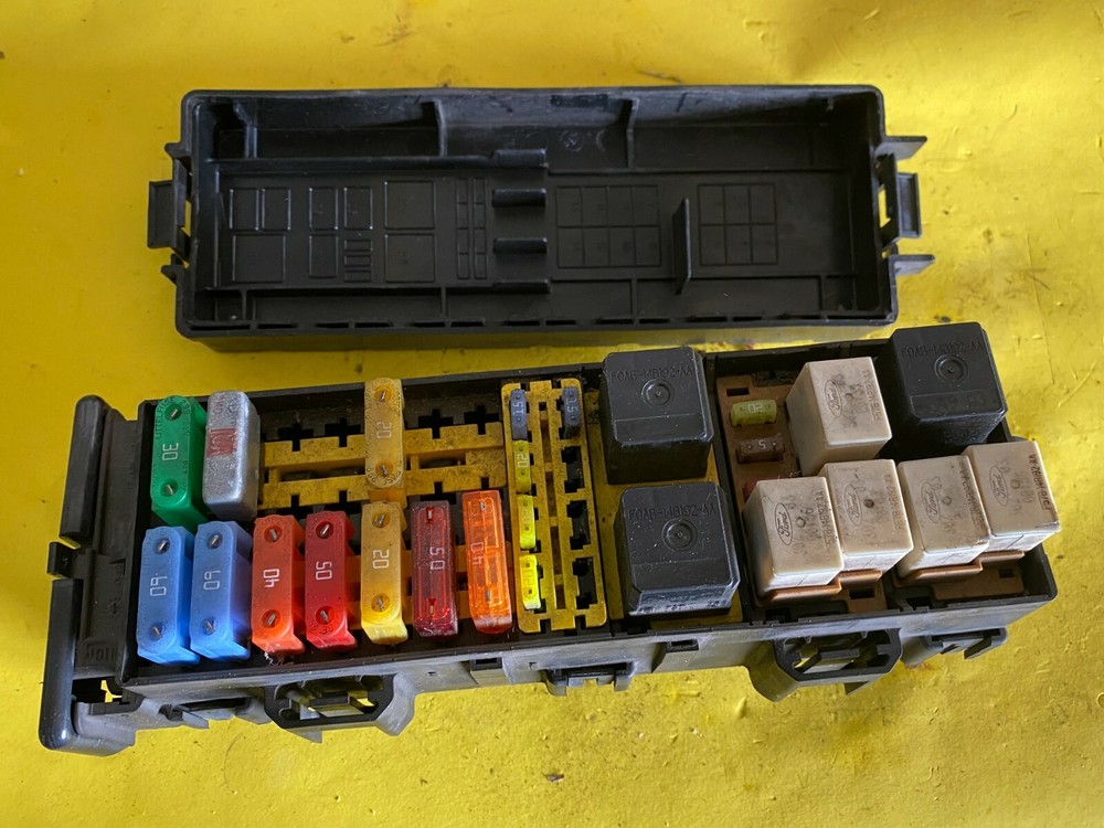 2004-2007 FORD TAURUS ENGINE FUSE RELAY BOX UNDER HOOD OEM