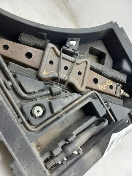 12 LEXUS RX450H JACK AND TOOL KIT