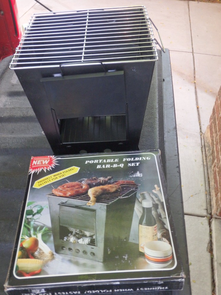 COLEMAN PORTABLE FOLDING BAR B Q SET