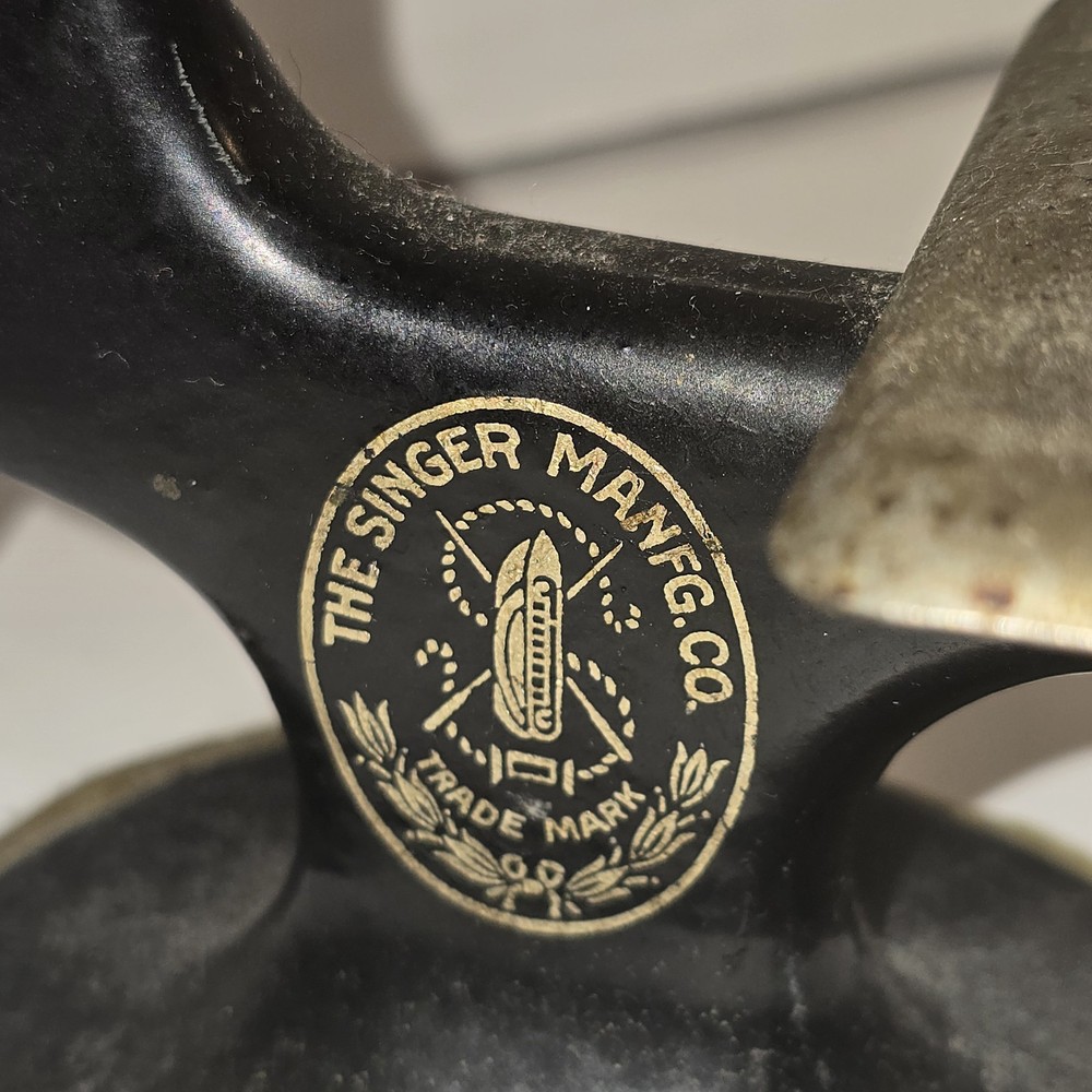 Vintage!! Singer Child's Miniature Sewing Machine M 20.