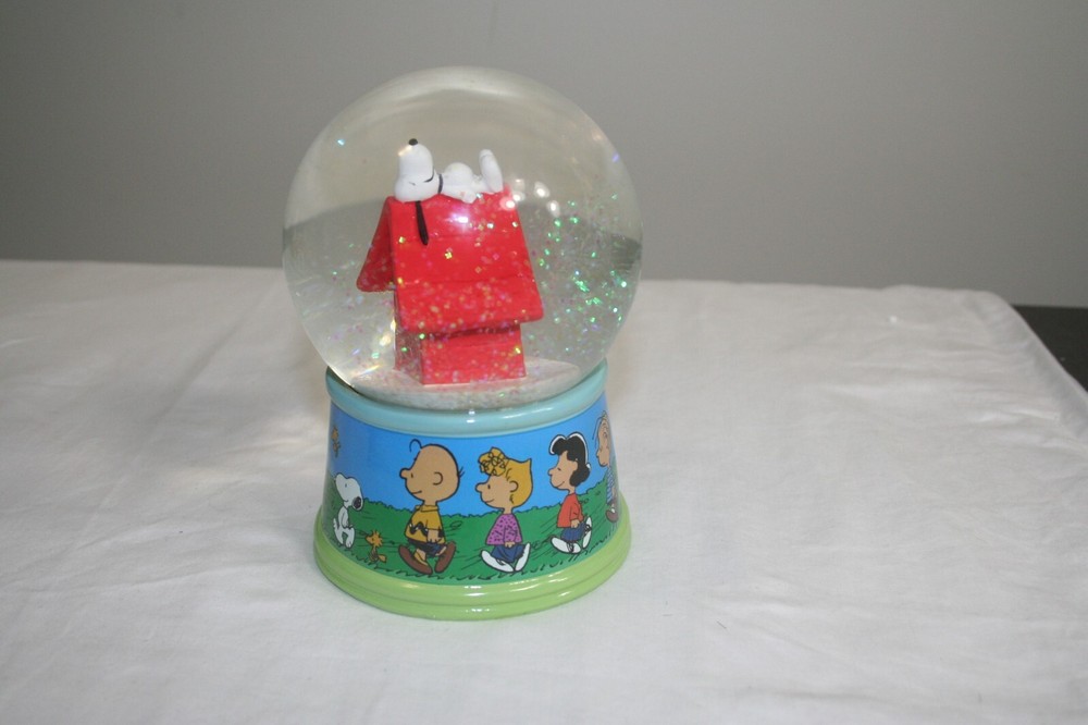 Peanuts Group Walk outside Snow Globe 2020 Christmas